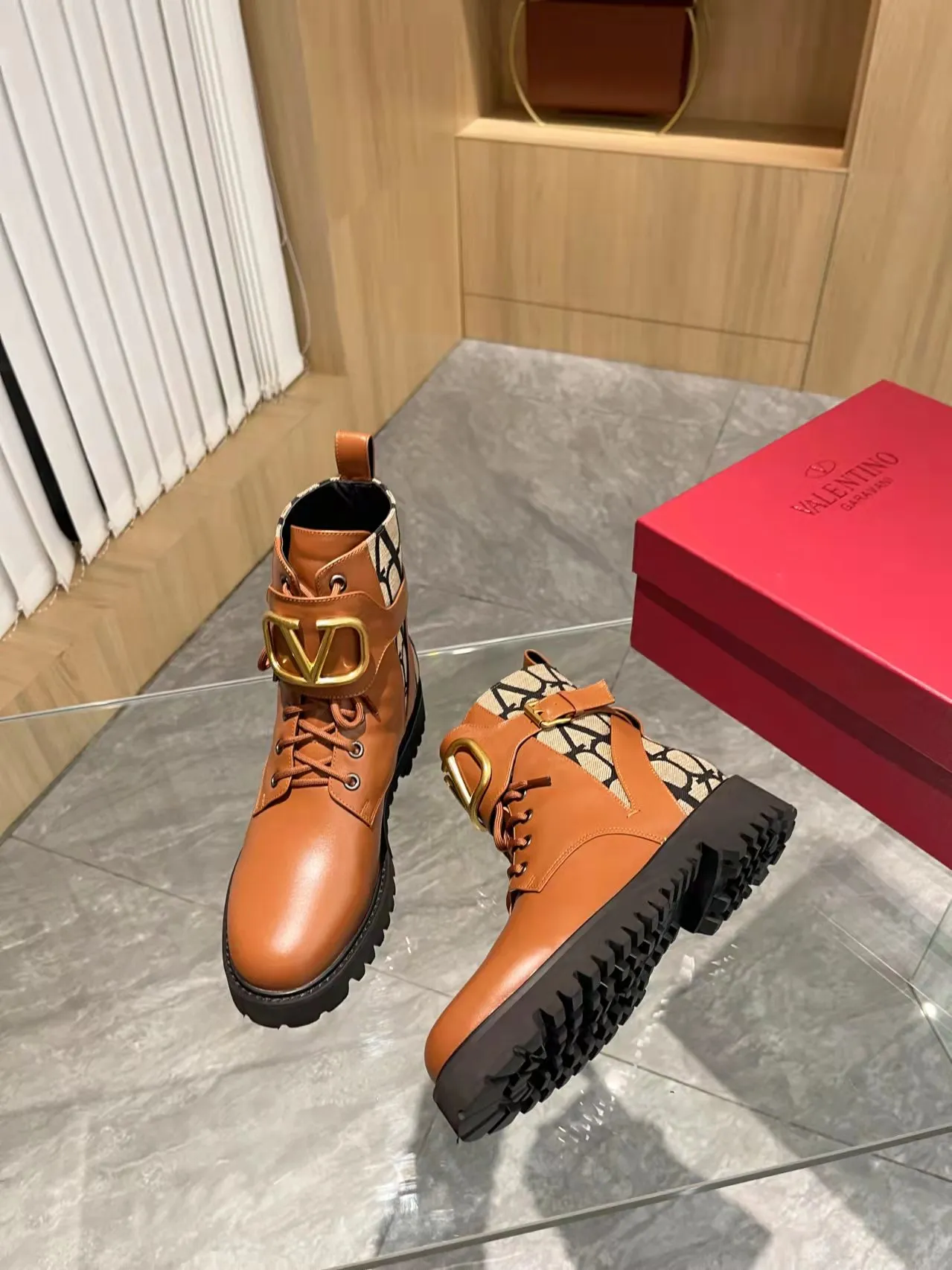 👟👟Ex-factory price 540👟👟 𝑉𝐴𝐿𝐸𝑁𝑇𝐼𝑁𝑂 Valentino's new autumn and winter Martin boots. The unique [V logo fabric print pattern] brings out a full sense of high-end, worth buying★Absolutely high-grade❥Original method Absolute sensibility❥Elegant style Create a different feeling, simple and elegant style!  Fabric: fabric printed cloth + imported cowhide. Lining: inner sheepskin. Bronze large buckle with high-end printing. Color: black, brown. Size: 35-41. (42 customized items cannot be returned or exchanged)